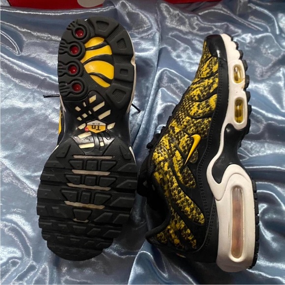 NIKE Air Max Plus Yellow Snakeskin Womans size 7 - Picture 3 of 4